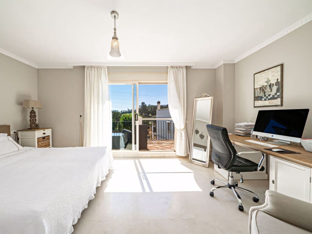 Casa de 4 habitaciones en Estepona en venta con piscina - 585.000 € (Ref: 9312452)