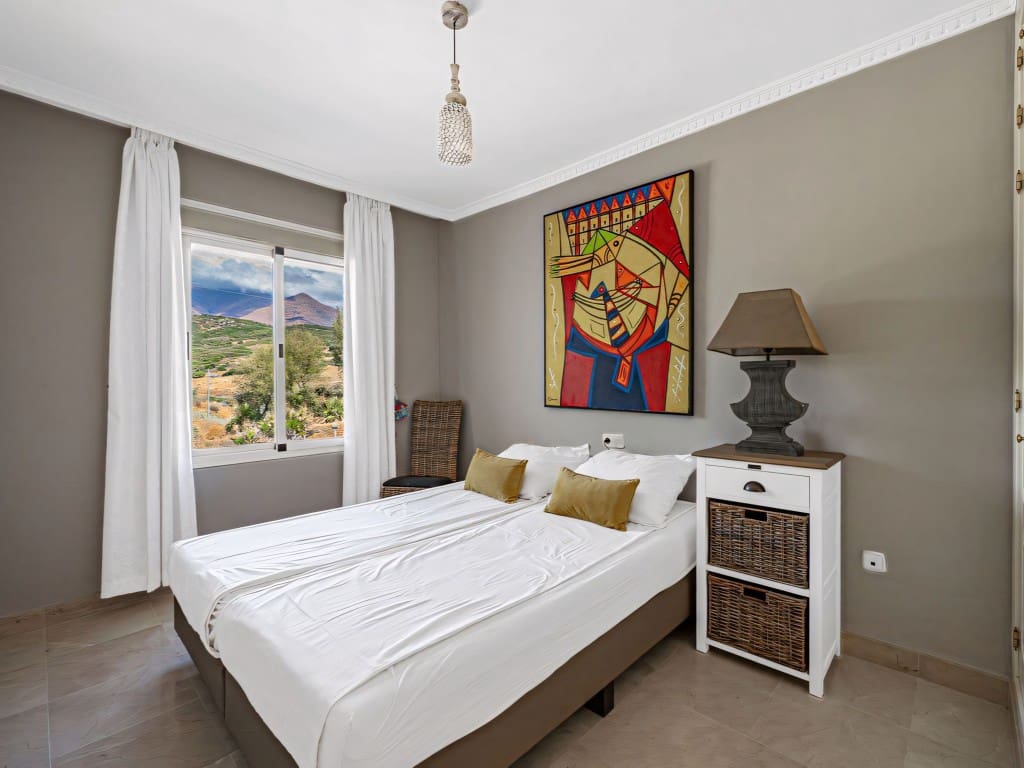 Casa de 4 habitaciones en Estepona en venta con piscina - 585.000 € (Ref: 9312452)