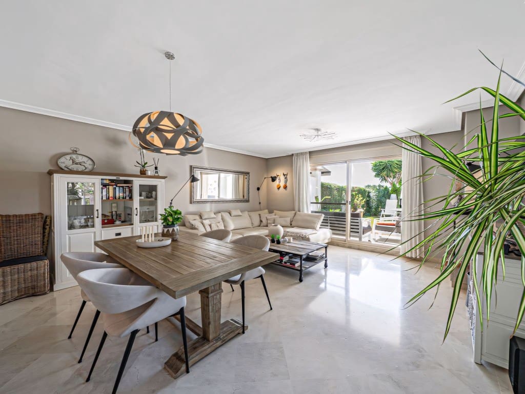 Casa de 4 habitaciones en Estepona en venta con piscina - 585.000 € (Ref: 9312452)