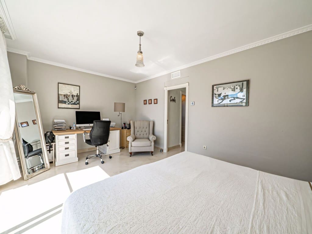 Casa de 4 habitaciones en Estepona en venta con piscina - 585.000 € (Ref: 9312452)