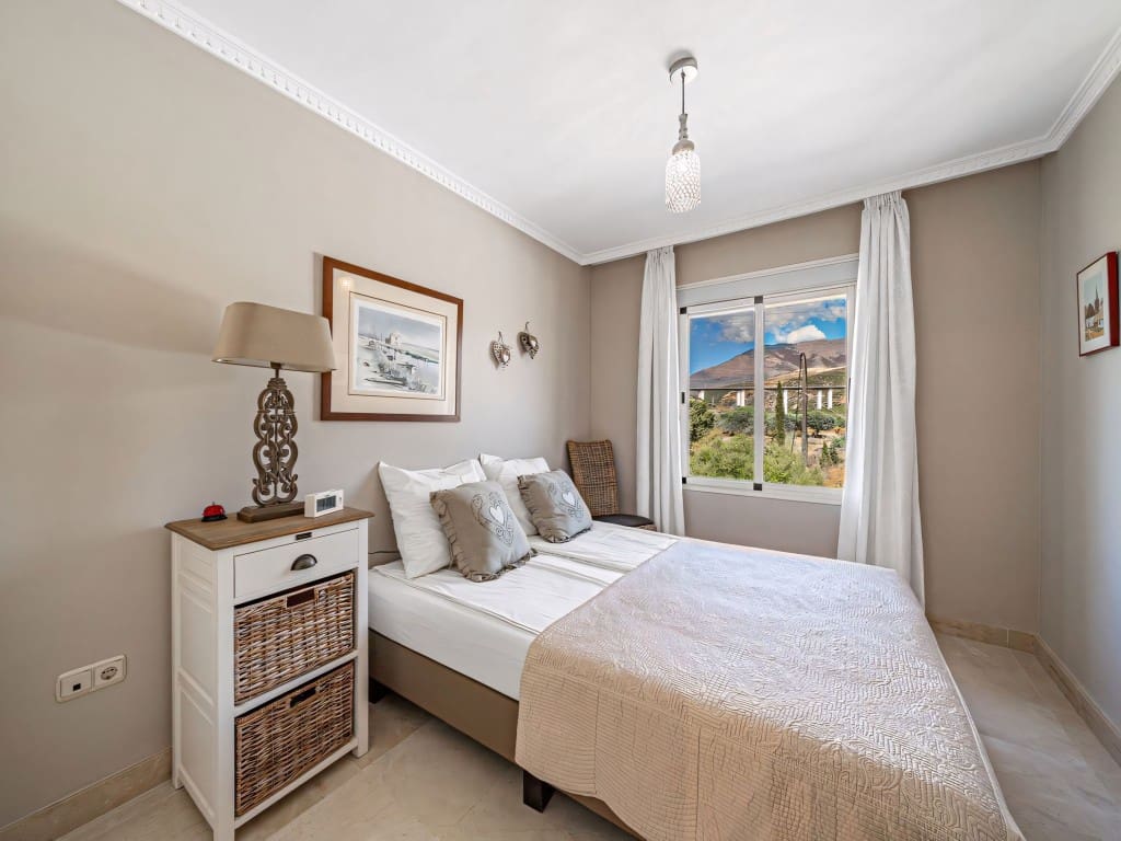 Casa de 4 habitaciones en Estepona en venta con piscina - 585.000 € (Ref: 9312452)