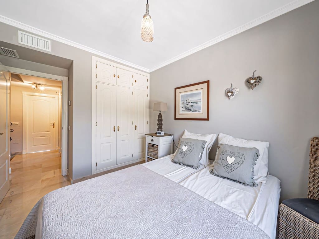 Casa de 4 habitaciones en Estepona en venta con piscina - 585.000 € (Ref: 9312452)