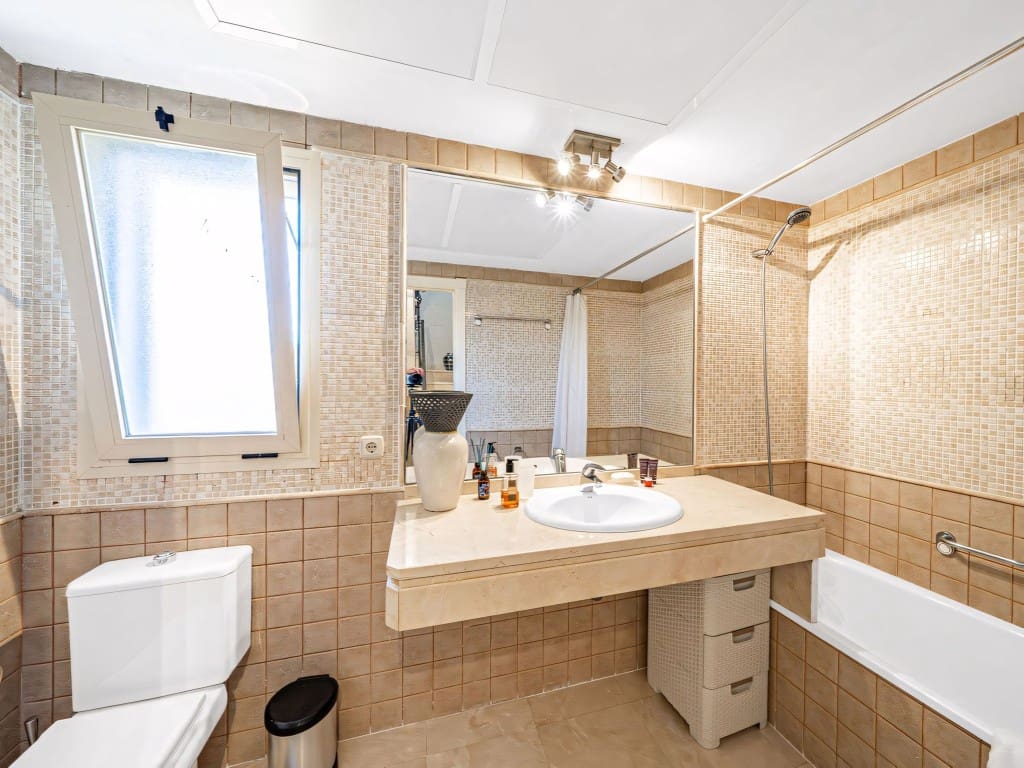 Casa de 4 habitaciones en Estepona en venta con piscina - 585.000 € (Ref: 9312452)