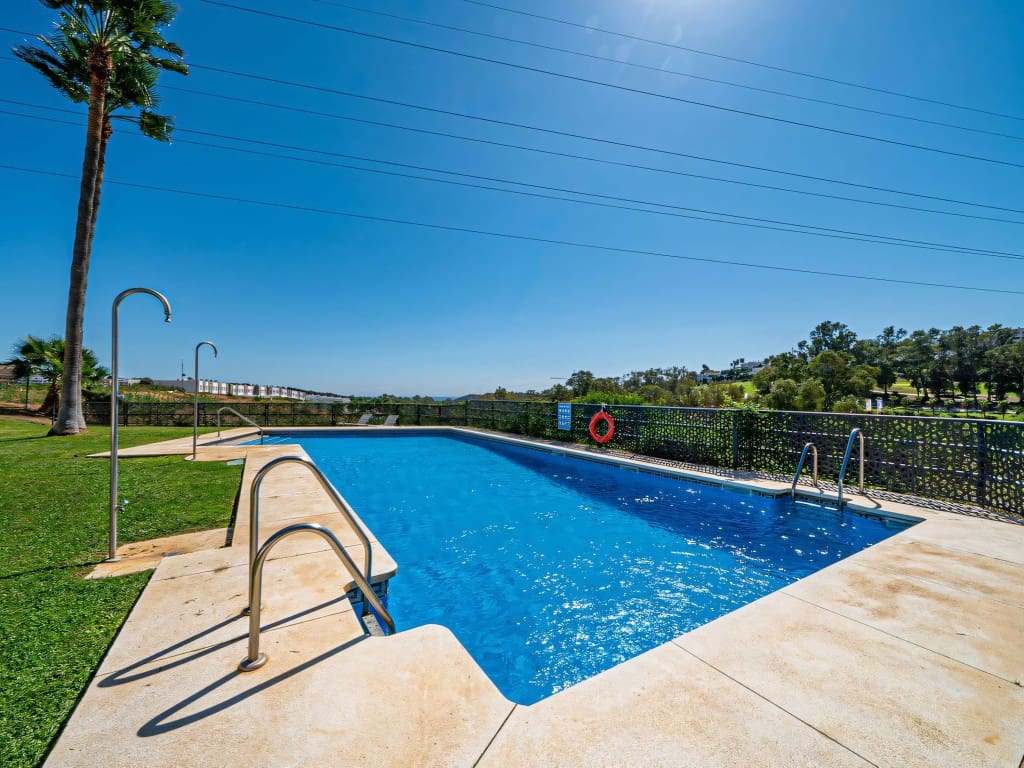 Casa de 4 habitaciones en Estepona en venta con piscina - 585.000 € (Ref: 9312452)