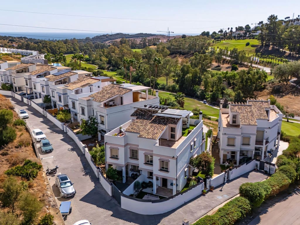 Casa de 4 habitaciones en Estepona en venta con piscina - 585.000 € (Ref: 9312452)