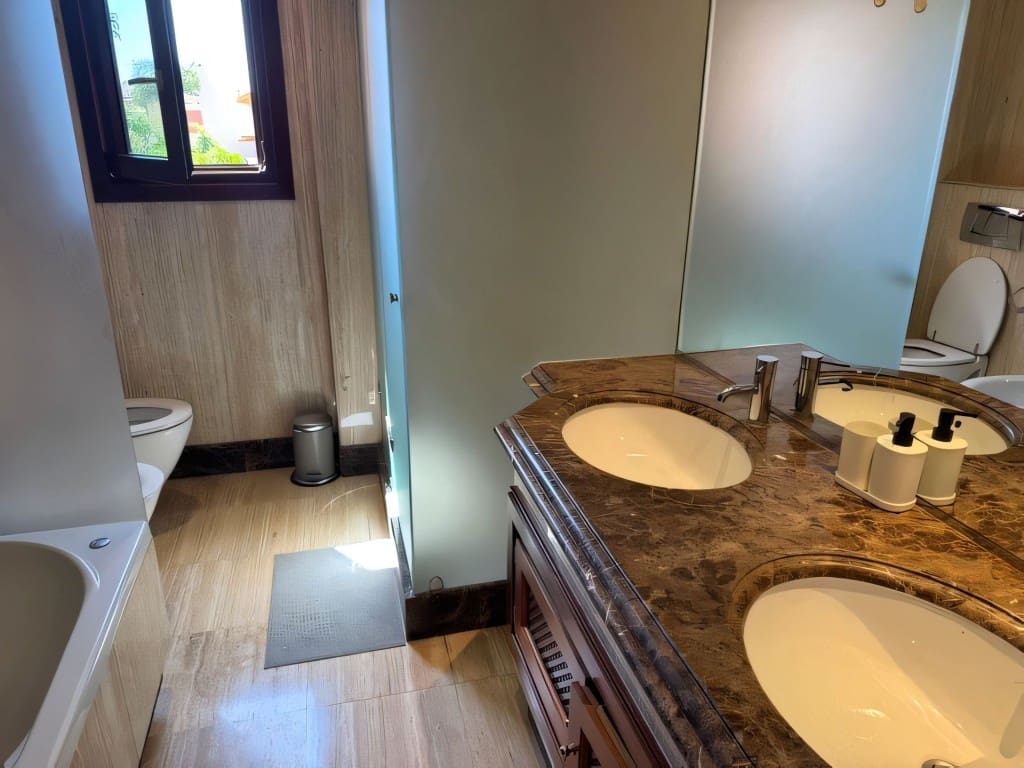 2 bedroom Apartment for sale in Estepona with pool - € 605,000 (Ref: 9334494)