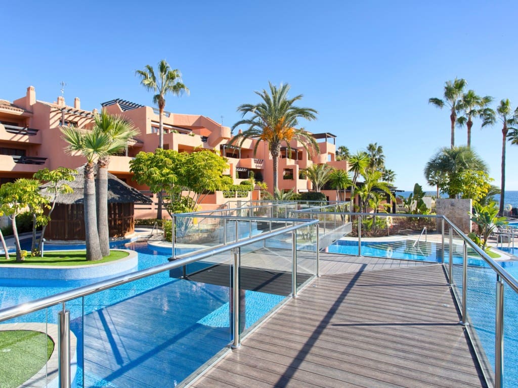 2 bedroom Apartment for sale in Estepona with pool - € 605,000 (Ref: 9334494)