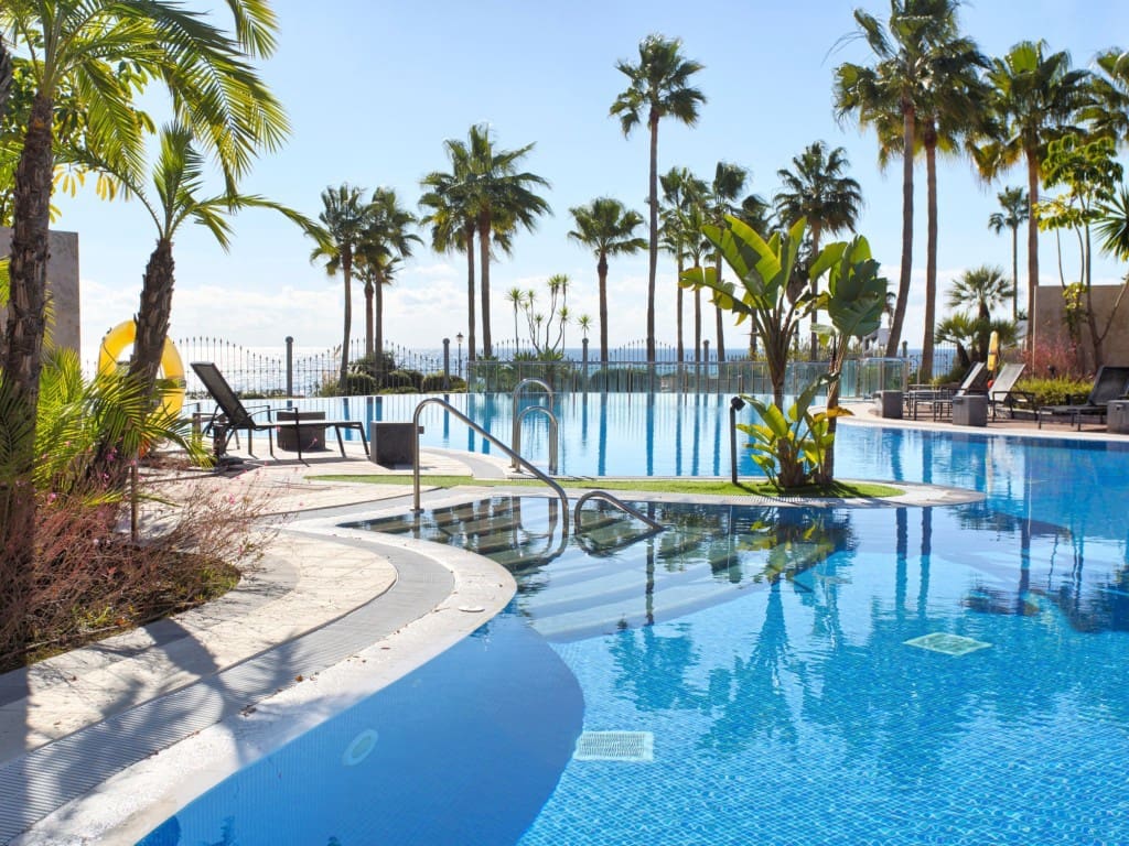 2 bedroom Apartment for sale in Estepona with pool - € 605,000 (Ref: 9334494)