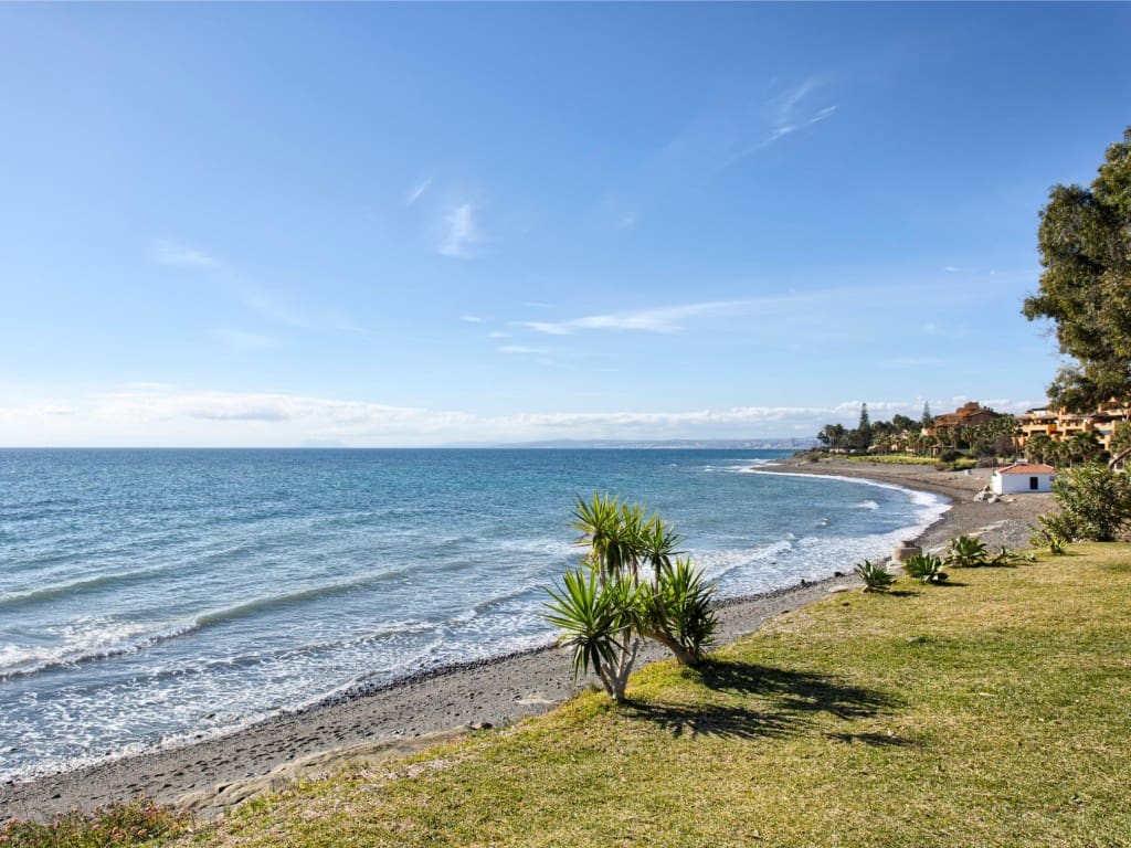 2 bedroom Apartment for sale in Estepona with pool - € 605,000 (Ref: 9334494)