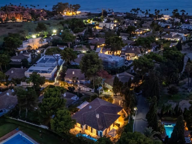 5 slaapkamer Villa te koop in Los Monteros, Marbella met zwembad - € 3.475.000 (Ref: 9340797)