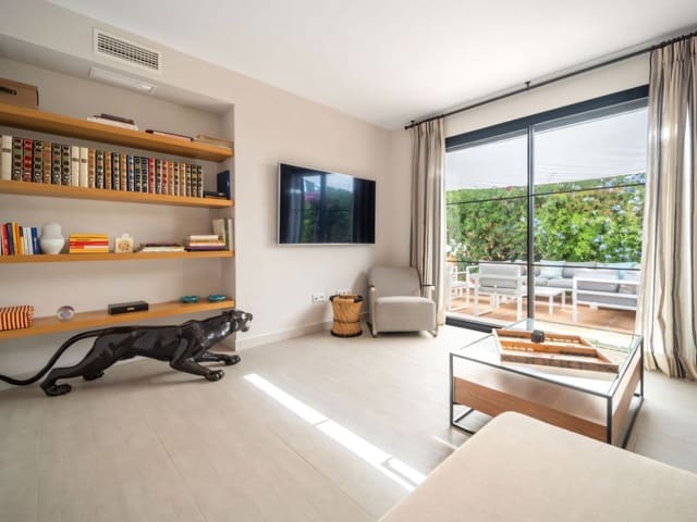 5 slaapkamer Villa te koop in Los Monteros, Marbella met zwembad - € 3.475.000 (Ref: 9340797)