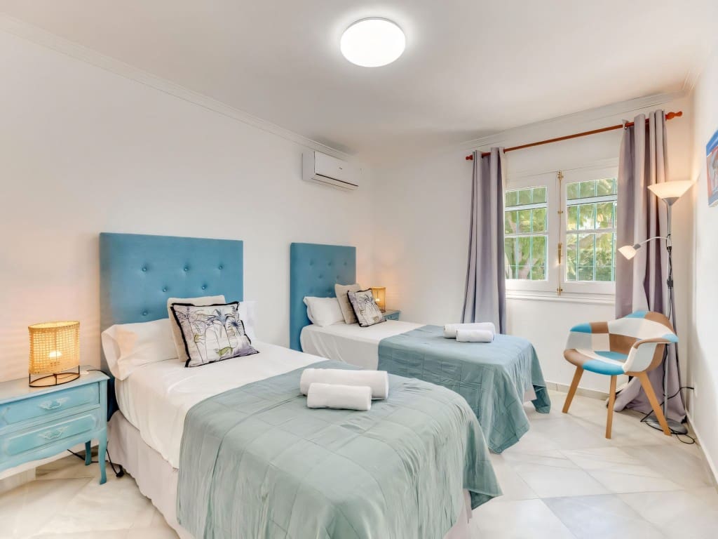 4 Zimmer Villa zu verkaufen in Nueva Andalucia mit Pool Garage - 1.490.000 € (Ref: 9340798)