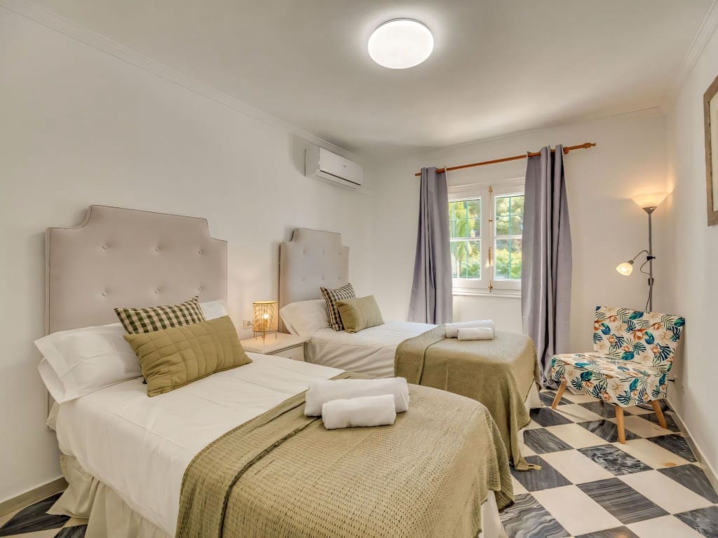 4 Zimmer Villa zu verkaufen in Nueva Andalucia mit Pool Garage - 1.490.000 € (Ref: 9340798)