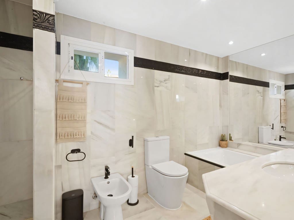 2 slaapkamer Penthouse te koop in Marbella met zwembad garage - € 669.000 (Ref: 9343160)