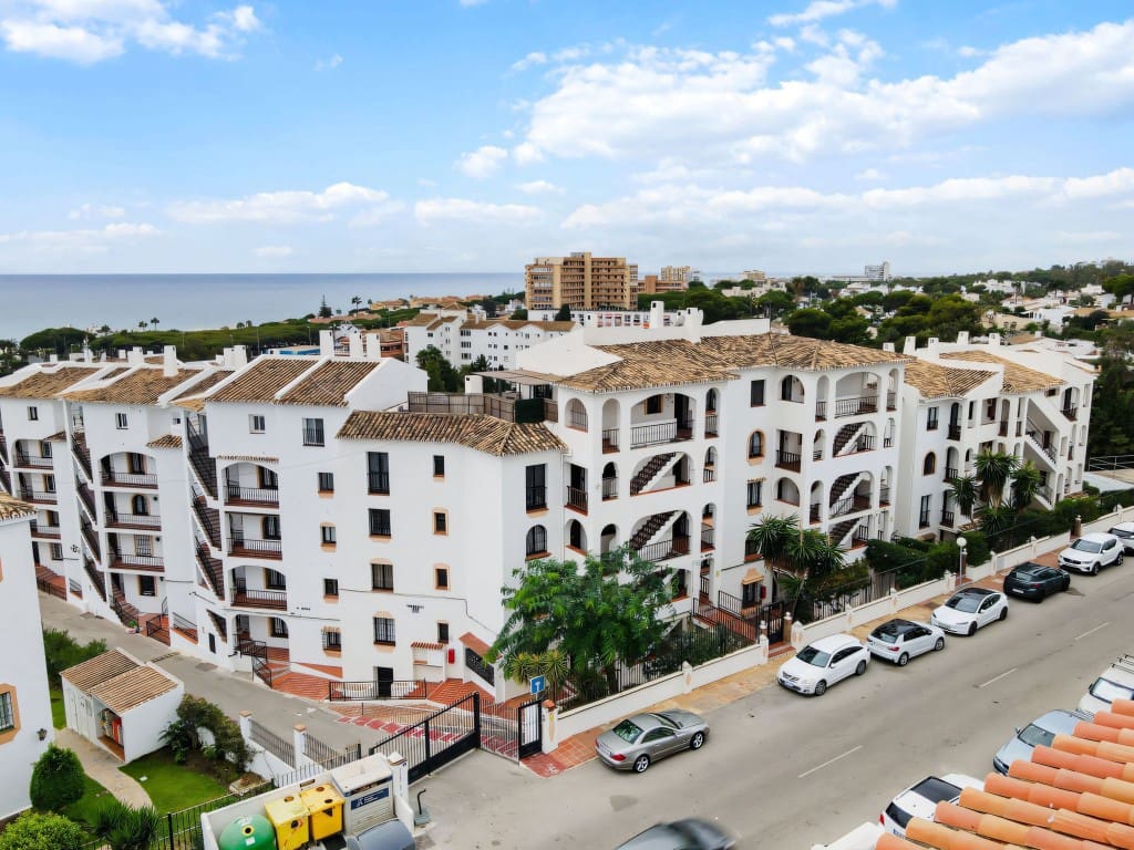 2 bedroom Apartment for sale in Riviera del Sol with pool - € 329,000 (Ref: 9356699)