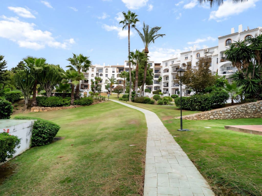 2 bedroom Apartment for sale in Riviera del Sol with pool - € 329,000 (Ref: 9356699)