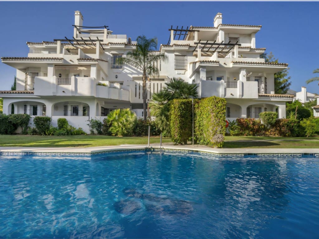 3 slaapkamer Appartement te koop in Nueva Andalucia met zwembad - € 595.000 (Ref: 9371672)