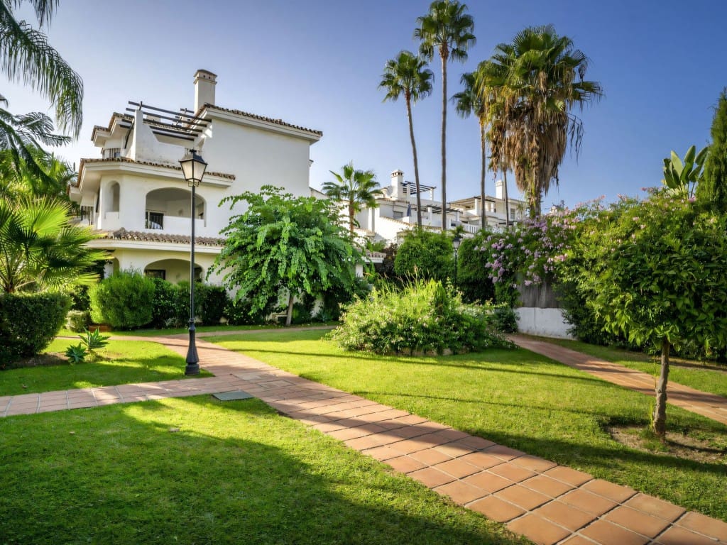 3 slaapkamer Appartement te koop in Nueva Andalucia met zwembad - € 595.000 (Ref: 9371672)