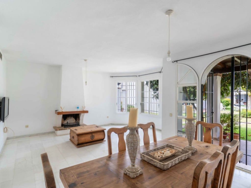 3 chambre Maison de Ville à vendre à Nueva Andalucia avec piscine - 499 999 € (Ref: 9376548)