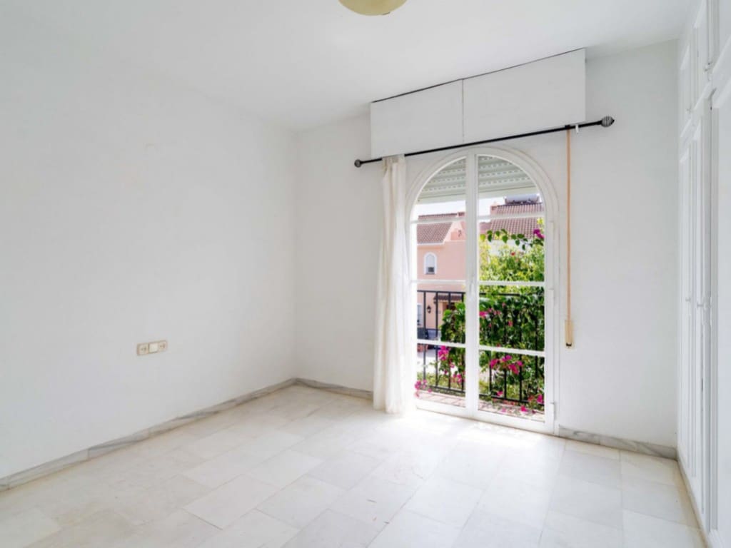 3 chambre Maison de Ville à vendre à Nueva Andalucia avec piscine - 499 999 € (Ref: 9376548)