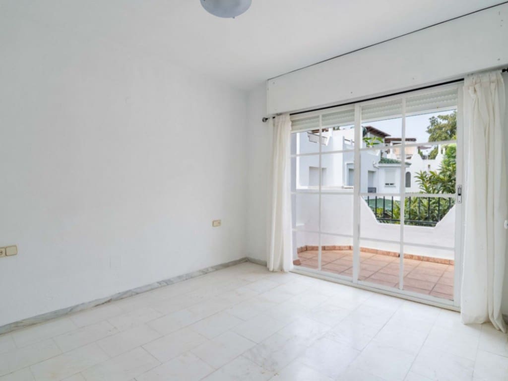 3 chambre Maison de Ville à vendre à Nueva Andalucia avec piscine - 499 999 € (Ref: 9376548)