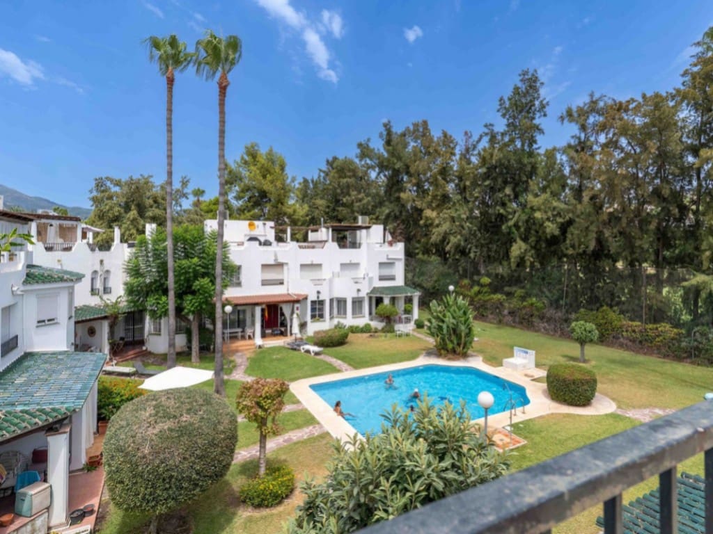 3 chambre Maison de Ville à vendre à Nueva Andalucia avec piscine - 499 999 € (Ref: 9376548)