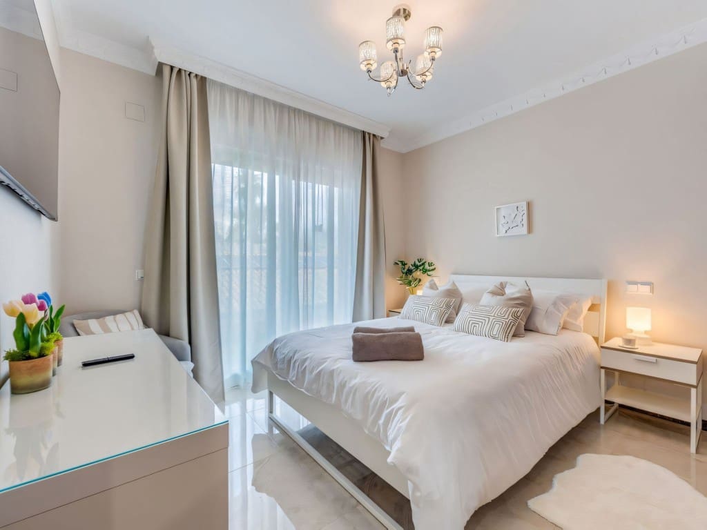 6 slaapkamer Villa te koop in Marbesa met zwembad - € 2.400.000 (Ref: 9382294)