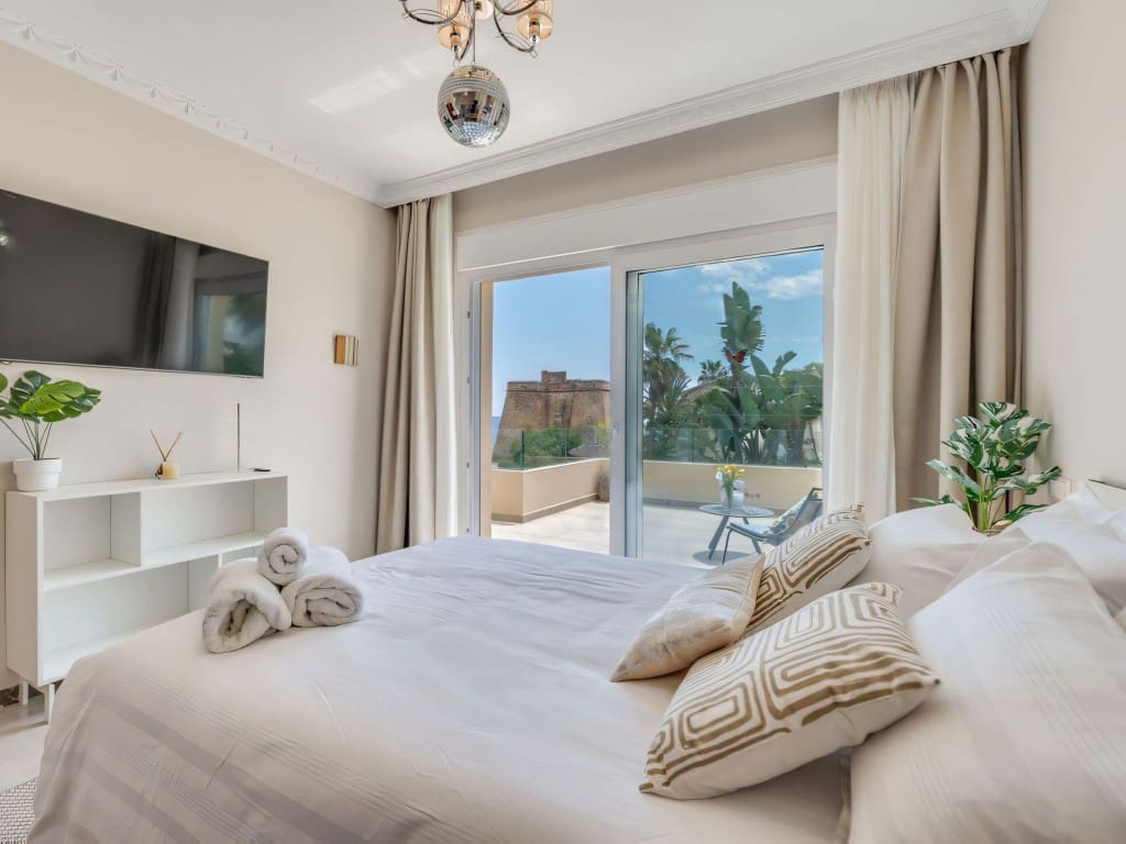 6 slaapkamer Villa te koop in Marbesa met zwembad - € 2.400.000 (Ref: 9382294)