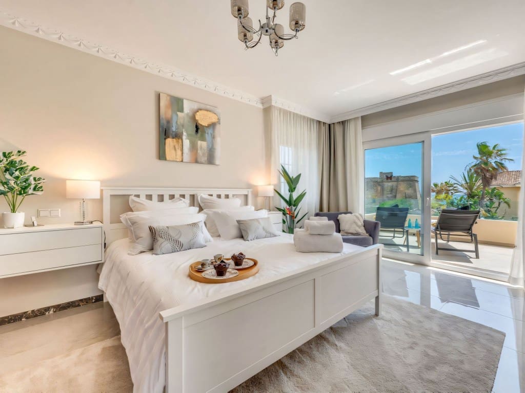 6 slaapkamer Villa te koop in Marbesa met zwembad - € 2.400.000 (Ref: 9382294)