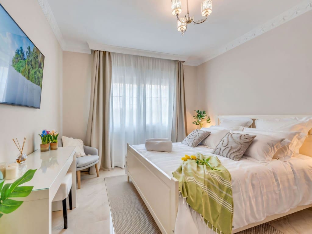 6 slaapkamer Villa te koop in Marbesa met zwembad - € 2.400.000 (Ref: 9382294)