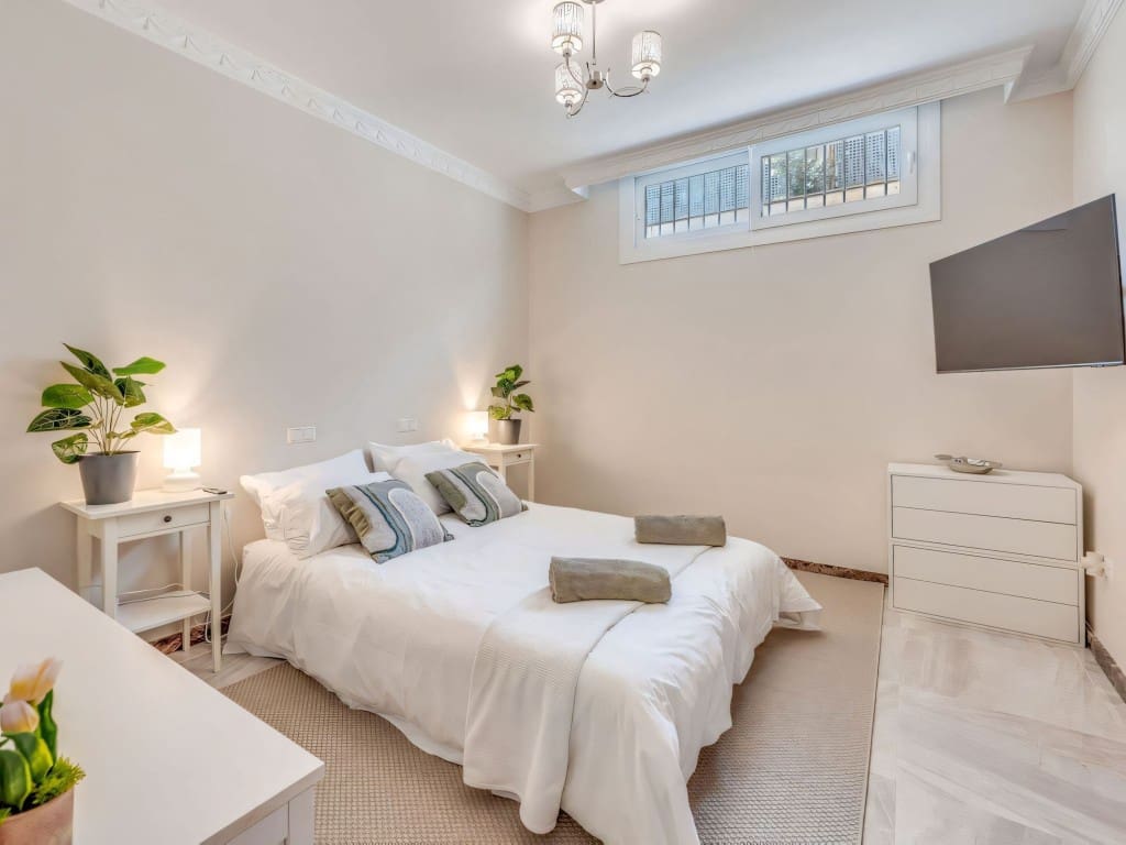 6 slaapkamer Villa te koop in Marbesa met zwembad - € 2.400.000 (Ref: 9382294)