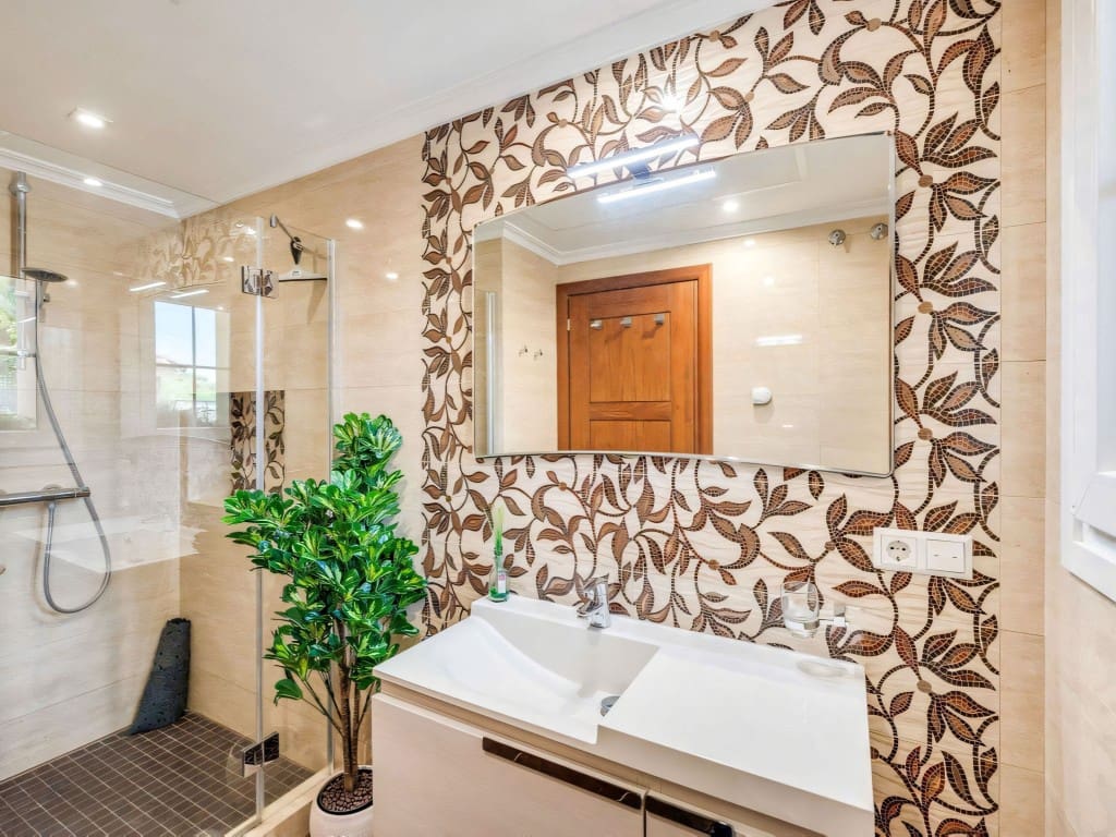 6 slaapkamer Villa te koop in Marbesa met zwembad - € 2.400.000 (Ref: 9382294)