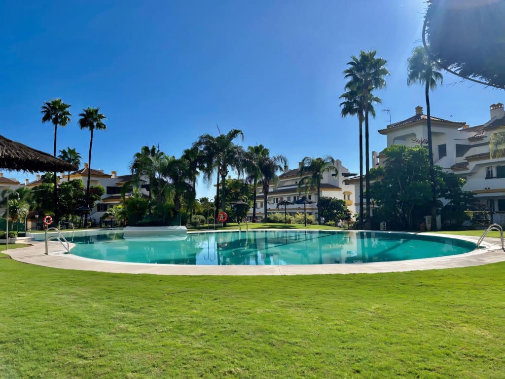 2 Zimmer Apartment zu verkaufen in La Cala de Mijas mit Pool - 285.000 € (Ref: 9385079)