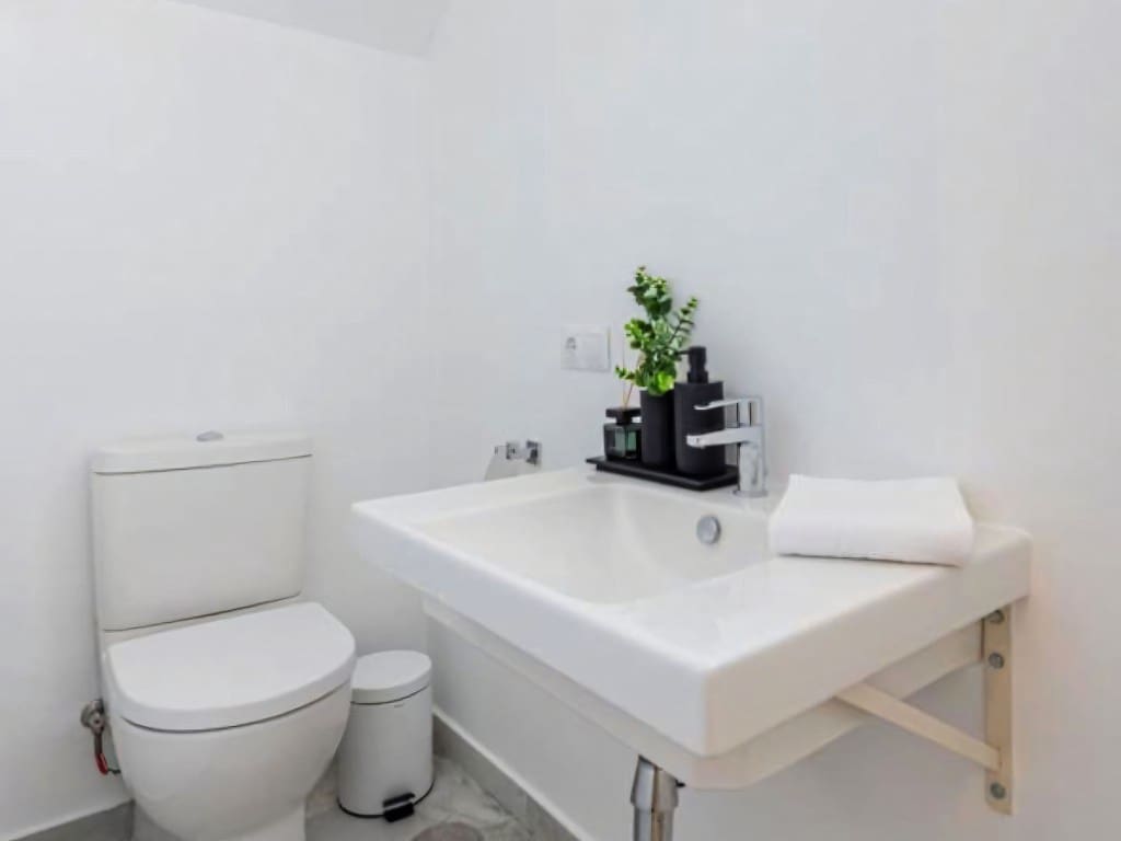 2 bedroom Penthouse for sale in Nueva Andalucia with pool - € 615,000 (Ref: 9392128)