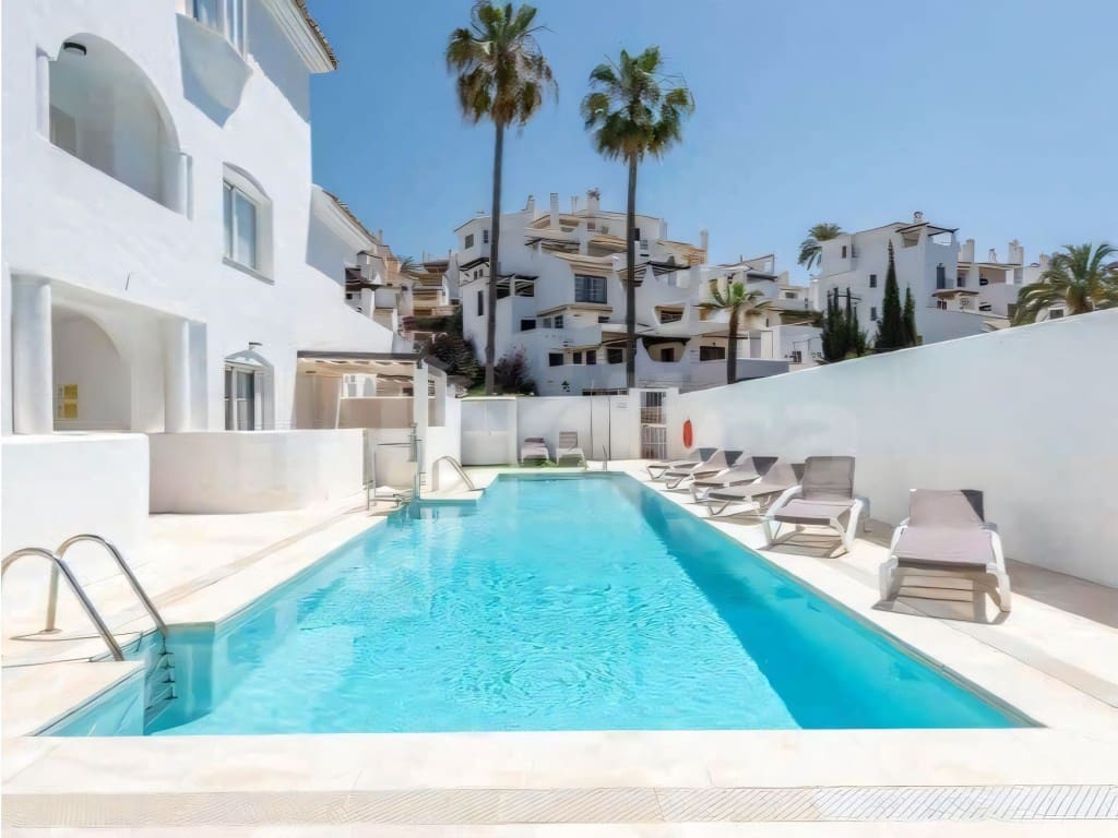 2 bedroom Penthouse for sale in Nueva Andalucia with pool - € 615,000 (Ref: 9392128)