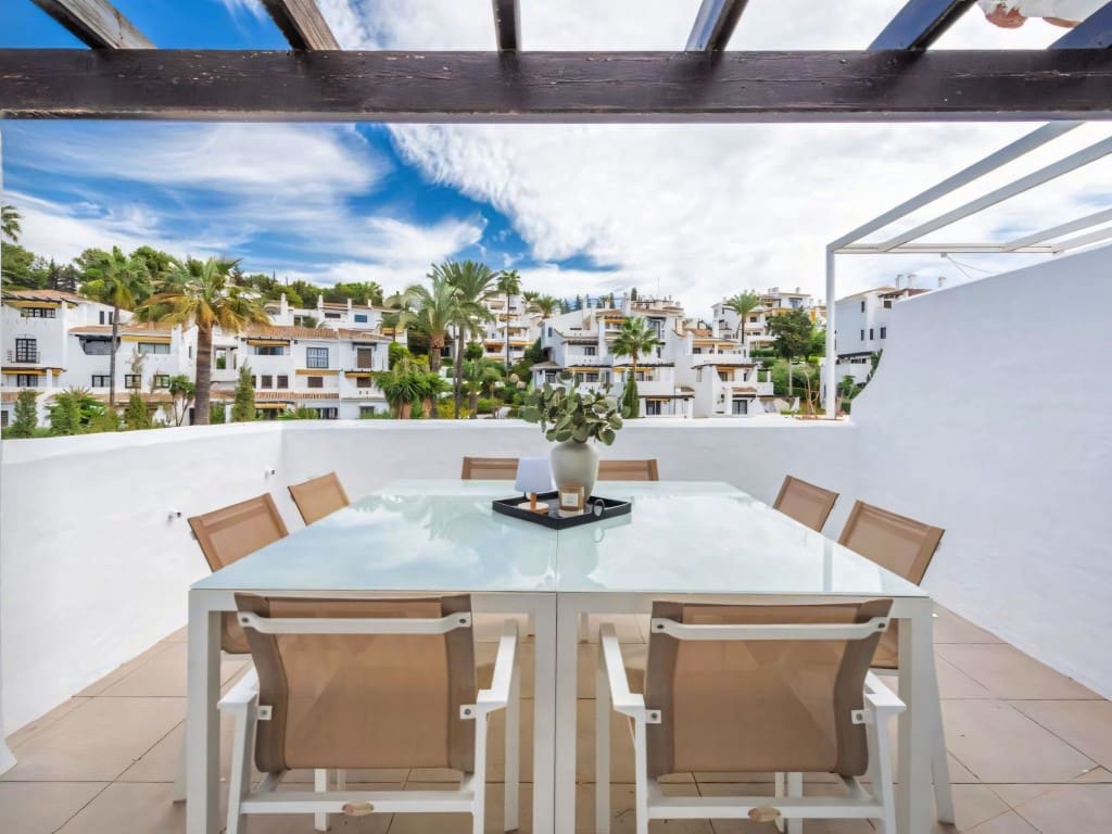 2 bedroom Penthouse for sale in Nueva Andalucia with pool - € 615,000 (Ref: 9392128)