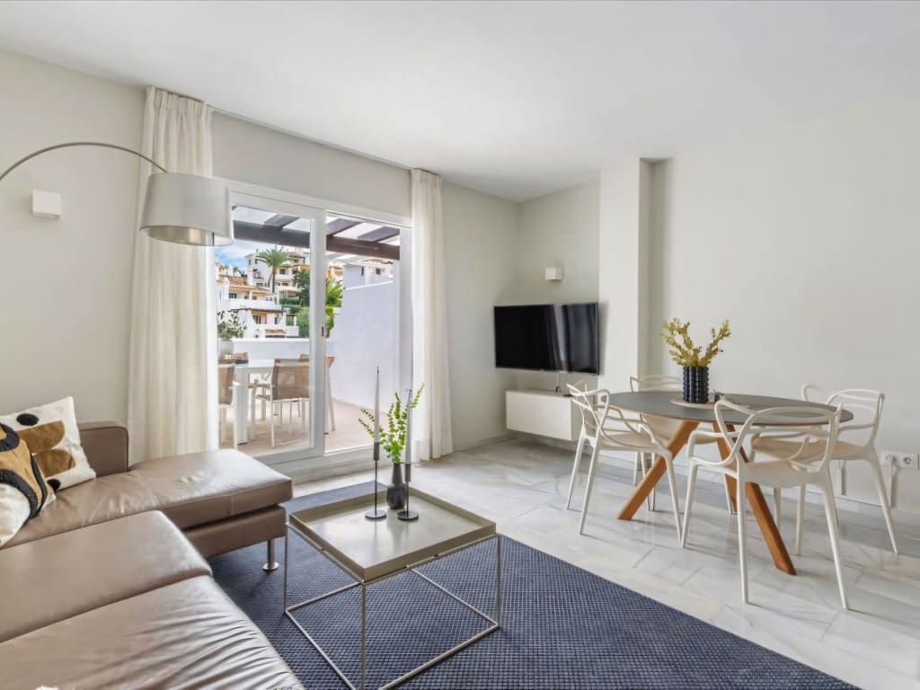 2 bedroom Penthouse for sale in Nueva Andalucia with pool - € 615,000 (Ref: 9392128)