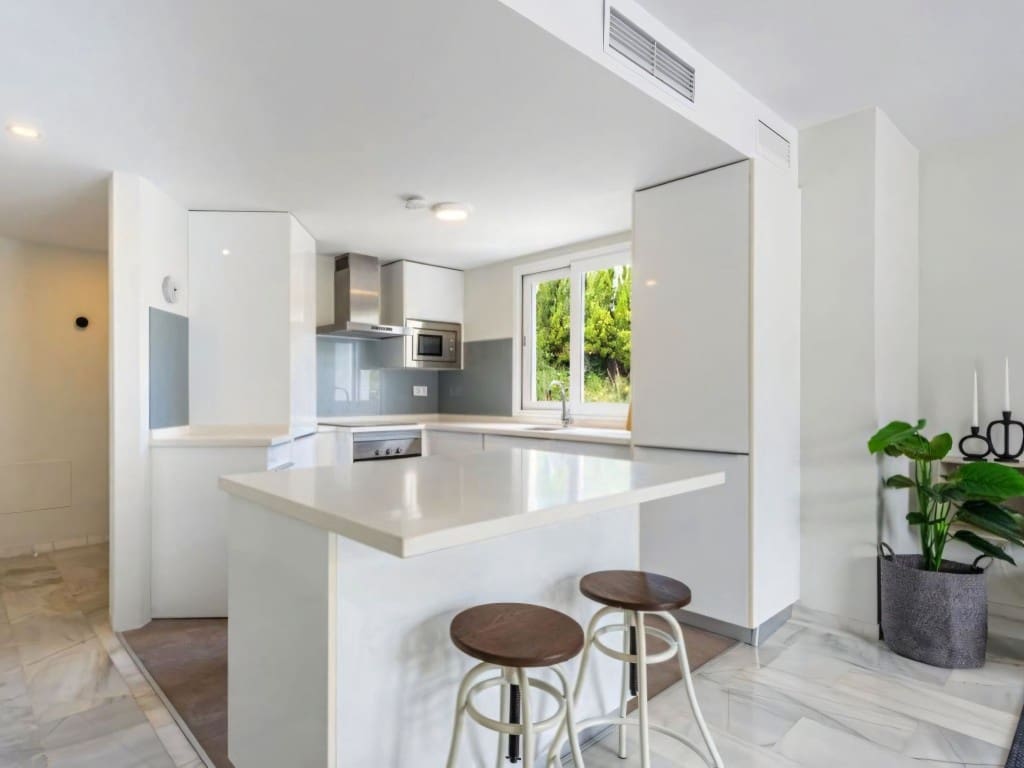 2 bedroom Penthouse for sale in Nueva Andalucia with pool - € 615,000 (Ref: 9392128)