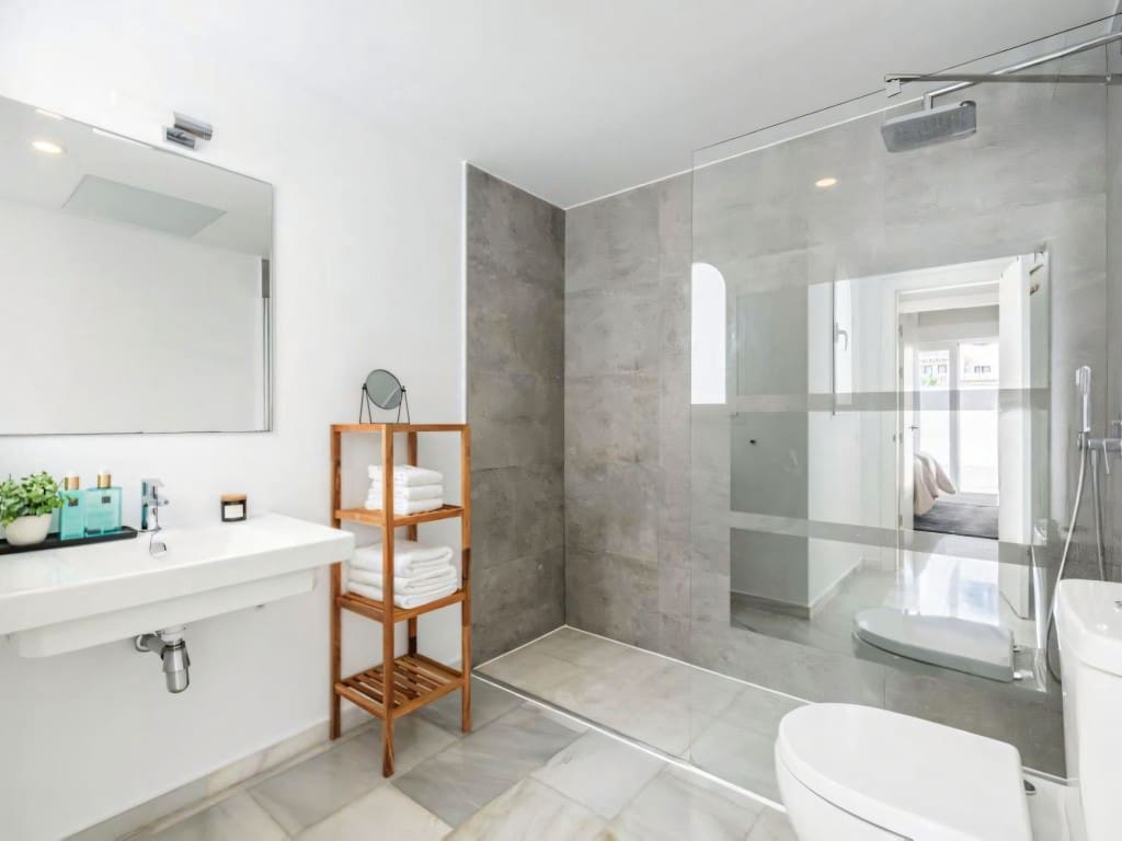 2 bedroom Penthouse for sale in Nueva Andalucia with pool - € 615,000 (Ref: 9392128)