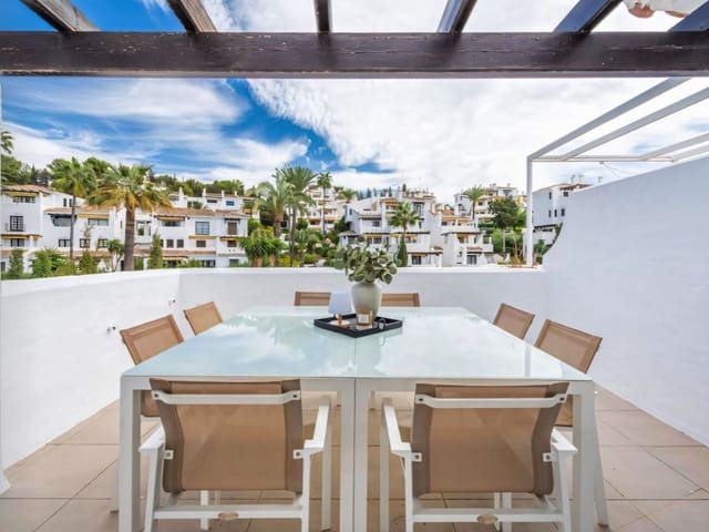 2 bedroom Penthouse for sale in Nueva Andalucia, Marbella with pool - € 615,000 (Ref: 9392128)