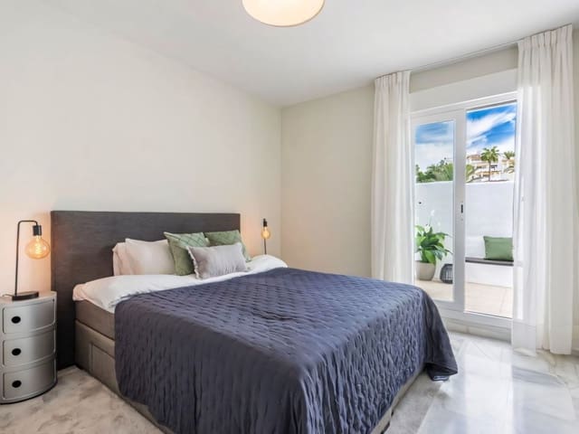 2 bedroom Penthouse for sale in Nueva Andalucia, Marbella with pool - € 615,000 (Ref: 9392128)