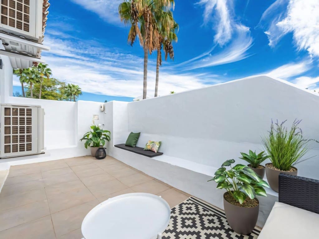 2 bedroom Penthouse for sale in Nueva Andalucia with pool - € 615,000 (Ref: 9392128)