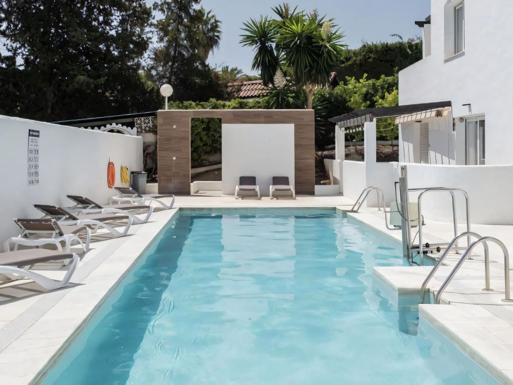 2 bedroom Penthouse for sale in Nueva Andalucia with pool - € 615,000 (Ref: 9392128)