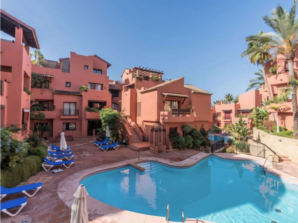 3 Zimmer Apartment zu verkaufen in Elviria mit Pool - 475.000 € (Ref: 9400337)