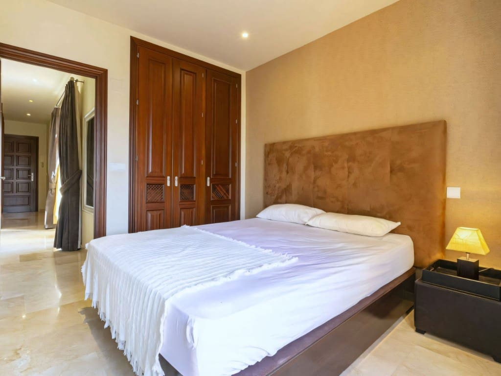 2 slaapkamer Appartement te koop in Nueva Andalucia met zwembad garage - € 397.000 (Ref: 9400338)