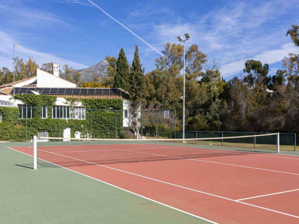 2 slaapkamer Appartement te koop in Nueva Andalucia met zwembad garage - € 397.000 (Ref: 9400338)