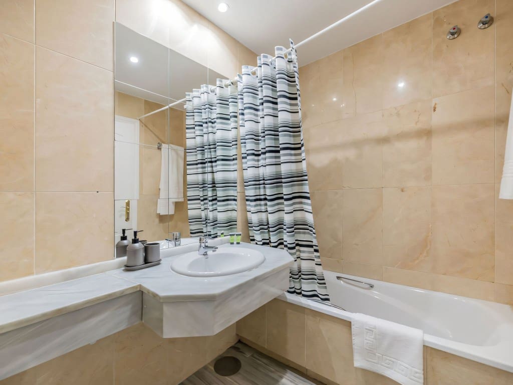 Apartamento de 3 habitaciones en San Pedro de Alcantara en venta con piscina garaje - 625.000 € (Ref: 9400339)