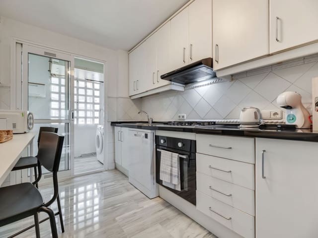 Apartamento de 3 habitaciones en San Pedro de Alcantara, Marbella en venta con piscina garaje - 625.000 € (Ref: 9400339)