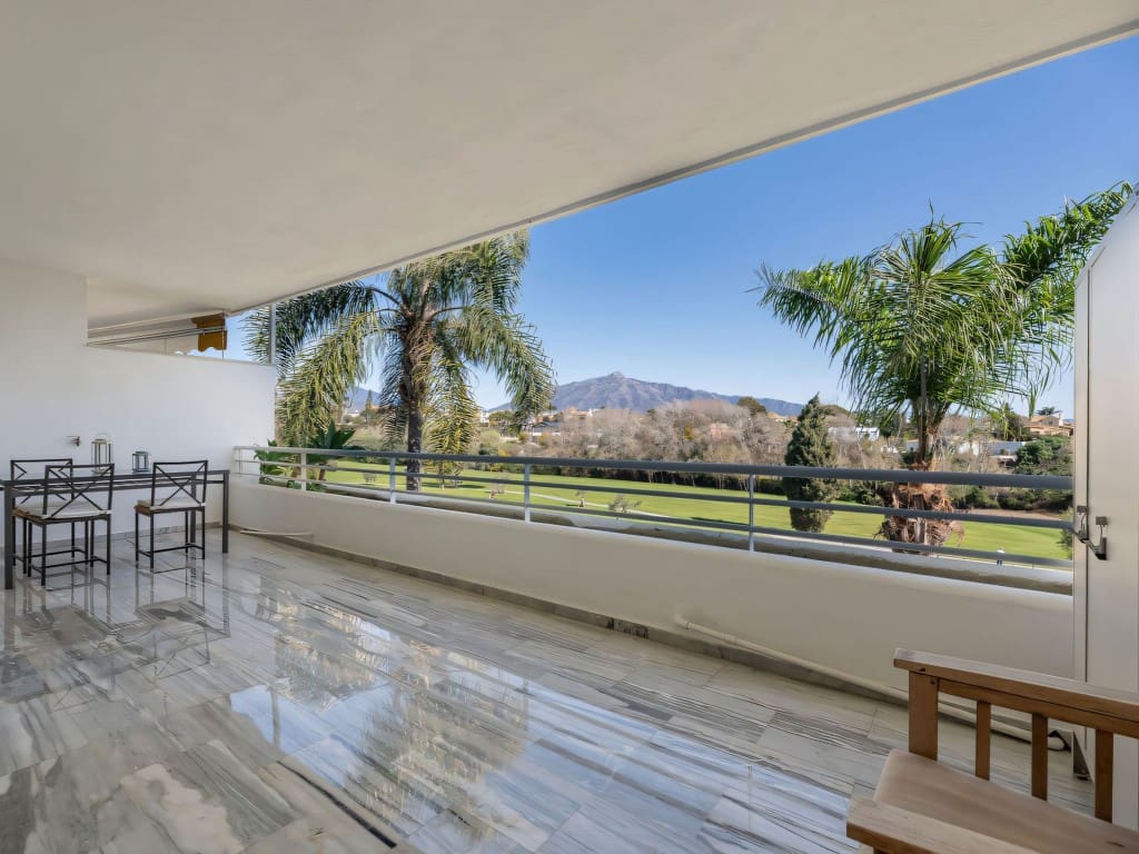 Apartamento de 3 habitaciones en San Pedro de Alcantara en venta con piscina garaje - 625.000 € (Ref: 9400339)