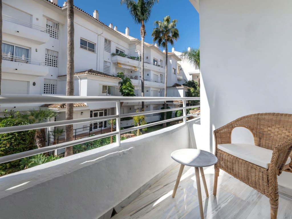 Apartamento de 3 habitaciones en San Pedro de Alcantara en venta con piscina garaje - 625.000 € (Ref: 9400339)
